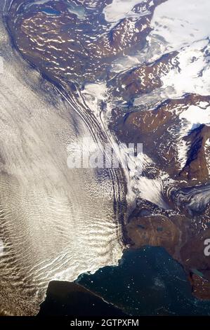 I ghiacciai della calotta glaciale della Groenlandia si calano nel mare sulla costa orientale Foto Stock