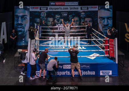 Anthony Joshua, campione di pugilato, si presenta e dà interviste alla stampa al 02 in vista della battaglia di sabato con il pescatore ucraino Usyk, inbattuto, che si terrà presso lo stadio Tottenham Hotspur. Londra, Regno Unito. Foto Stock