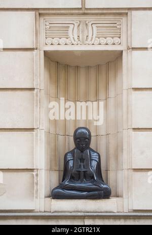Scultura in stile Art Deco in fagotto sul Liverpool George Dock edificio uno dei due che mostra notte e giorno da Edmund Thompson, questi sono nascosti lontano f Foto Stock