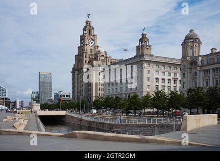 Il Liver Buiilding e l'area di Pier Head di Liverpool, Merseyside Foto Stock