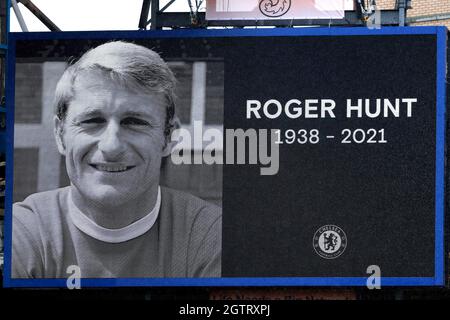 Stamford Bridge, Chelsea, Londra, Regno Unito. 2 ottobre 2021. Calcio Premier League Chelsea versus Southampton; Tabellone gigante che mostra un tributo per onorare la vita di Roger Hunt MBE che è morto alle 83 il 27 settembre 2021 credito: Action Plus Sports/Alamy Live News Foto Stock