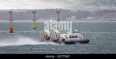 L'Hovercraft Solent Flyer attraversa il porto di Portsmouth a Portsmouth, Hampshire, Regno Unito il 30 settembre 2021 Foto Stock