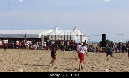 2 Ottobre 2021, Rimini, italia: Rimini (Italia), 02/10/2021 - MUNDIAL/FRISBEE/ITALIA - Campeonato Mundial Paganello 2021, o esporte do frisbee esta senso realizado pela primeira vez no Outono, em Rimini, no norte da Italia, neste sabado 2, de outubro de 2021. O evento ocorre ate domingo (3), na praia de Marina Centro. O Campeonato Mundial de Paganello, o Beach Ultimate World Cup, ou o esporte do frisbee, jogado na areia, que volta a Rimini. (Foto: Josi Donelli/TheNews2/Zumapress) (Credit Image: © Josi Donelli/TheNEWS2 via ZUMA Press Wire) Foto Stock