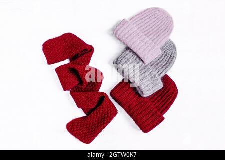 Set di cappelli a maglia invernali multicolore vista dall'alto Foto Stock