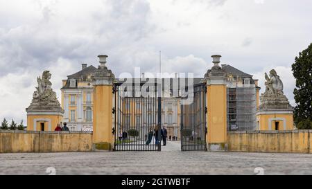 Il palazzo di Augustusburg a Bruehl, in Germania, con i turisti che camminano intorno ai giardini circostanti Foto Stock