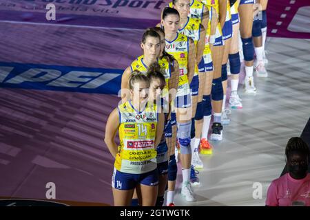 Modena, Italia. 2 ottobre 2021. Parte del team Imoco Volley Conegliano durante l'inno italiano durante Imoco Volley Conegliano vs Igor Gorgonzola Novara, Supercup Italiano Donne a Modena, Ottobre 02 2021 Credit: Independent Photo Agency/Alamy Live News Foto Stock