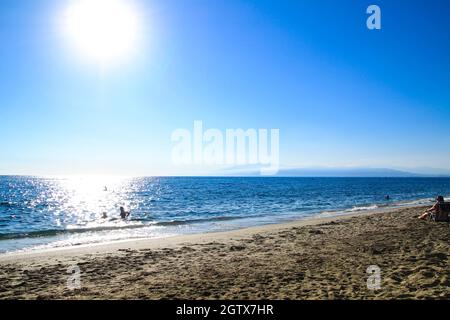 Salinas, Cabo de Gata, Almeria, Spagna - 3 settembre 2021:mattina sulla spiaggia di Salinas a Cabo de Gata, Almeria, Spagna Foto Stock