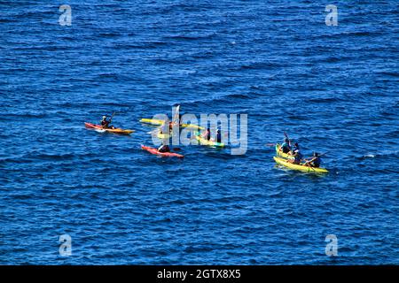 Cabo de Gata, Almeria, Spagna- 3 settembre 2021:persone che praticano la canoa nella barriera corallina di Cabo de Gata, Almeria, Spagna. Foto Stock