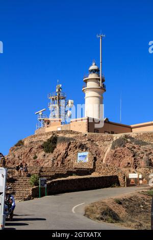 Cabo de Gata, Almeria, Spagna - 3 settembre 2021: Bellissimo faro di Cabo de Gata sotto il cielo blu in estate Foto Stock