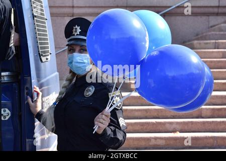 Kramatorsk, Ucraina. 2 ottobre 2021. Un ufficiale di polizia ha visto tenere palloncini durante la campagna.gli ufficiali della polizia nazionale dell'Ucraina a Kramatorsk stanno prendendo parte ad un'iniziativa di sicurezza stradale, la campagna 'Buckle Up - non ottenga terrorizzato' in Ucraina. Il suo scopo è quello di sensibilizzare maggiormente il pubblico sul rischio di lesioni e morte causati dall'uso delle cinture di sicurezza, e di incoraggiare gli ucraini a allacciarsi quando guidano in auto, anche se passeggeri seduti sul sedile posteriore. Credit: SOPA Images Limited/Alamy Live News Foto Stock