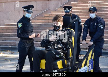 Kramatorsk, Ucraina. 2 ottobre 2021. Un adolescente è visto in uno stato di simulazione di collisione durante il test.gli ufficiali della polizia Nazionale dell'Ucraina a Kramatorsk stanno partecipando a un'iniziativa per la sicurezza stradale, la campagna 'Buckle Up - Do't get terrorizzato' in Ucraina. Il suo scopo è quello di sensibilizzare maggiormente il pubblico sul rischio di lesioni e morte causati dall'uso delle cinture di sicurezza, e di incoraggiare gli ucraini a allacciarsi quando guidano in auto, anche se passeggeri seduti sul sedile posteriore. Credit: SOPA Images Limited/Alamy Live News Foto Stock