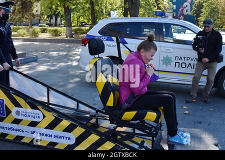 Kramatorsk, Ucraina. 2 ottobre 2021. Una donna è vista in uno stato di simulazione di collisione durante il test.gli ufficiali della polizia Nazionale dell'Ucraina a Kramatorsk stanno partecipando a un'iniziativa per la sicurezza stradale, la campagna 'Buckle Up - Do't get terrorizzato' in Ucraina. Il suo scopo è quello di sensibilizzare maggiormente il pubblico sul rischio di lesioni e morte causati dall'uso delle cinture di sicurezza, e di incoraggiare gli ucraini a allacciarsi quando guidano in auto, anche se passeggeri seduti sul sedile posteriore. Credit: SOPA Images Limited/Alamy Live News Foto Stock