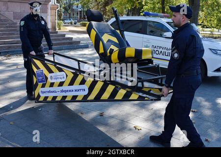 Kramatorsk, Ucraina. 2 ottobre 2021. Gli ufficiali di polizia sono visti posizionare un simulatore di collisione.gli ufficiali della polizia nazionale dell'Ucraina a Kramatorsk stanno prendendo parte ad un'iniziativa di sicurezza del traffico stradale, la campagna 'Buckle Up - non ottenga terrorizzato' in Ucraina. Il suo scopo è quello di sensibilizzare maggiormente il pubblico sul rischio di lesioni e morte causati dall'uso delle cinture di sicurezza, e di incoraggiare gli ucraini a allacciarsi quando guidano in auto, anche se passeggeri seduti sul sedile posteriore. Credit: SOPA Images Limited/Alamy Live News Foto Stock