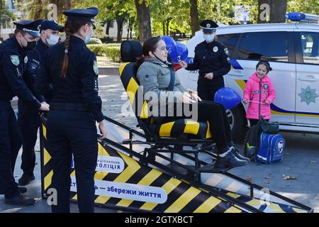 Kramatorsk, Ucraina. 2 ottobre 2021. Una donna è vista in uno stato di simulazione di collisione durante il test.gli ufficiali della polizia Nazionale dell'Ucraina a Kramatorsk stanno partecipando a un'iniziativa per la sicurezza stradale, la campagna 'Buckle Up - Do't get terrorizzato' in Ucraina. Il suo scopo è quello di sensibilizzare maggiormente il pubblico sul rischio di lesioni e morte causati dall'uso delle cinture di sicurezza, e di incoraggiare gli ucraini a allacciarsi quando guidano in auto, anche se passeggeri seduti sul sedile posteriore. Credit: SOPA Images Limited/Alamy Live News Foto Stock