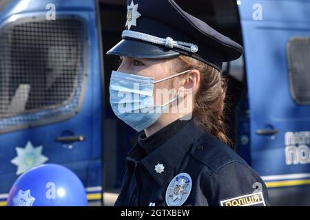 Kramatorsk, Ucraina. 2 ottobre 2021. Un ufficiale di polizia visto in piedi vicino ad un bus di polizia.gli ufficiali della polizia nazionale dell'Ucraina a Kramatorsk stanno partecipando ad un'iniziativa di sicurezza del traffico stradale, la campagna 'Buckle Up - non ottenga terrorizzato' in Ucraina. Il suo scopo è quello di sensibilizzare maggiormente il pubblico sul rischio di lesioni e morte causati dall'uso delle cinture di sicurezza, e di incoraggiare gli ucraini a allacciarsi quando guidano in auto, anche se passeggeri seduti sul sedile posteriore. Credit: SOPA Images Limited/Alamy Live News Foto Stock