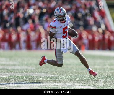 Piscataway, New Jersey, Stati Uniti. 2 ottobre 2021. Ohio state Buckeyes, il grande ricevitore Garrett Wilson (5) corre con la palla durante una partita di football NCAA tra gli Ohio state Buckeyes e i Rutgers Scarlet Knights allo SHI Stadium di Piscataway, NJ Mike Langish/Cal Sport Media. Credit: csm/Alamy Live News Foto Stock