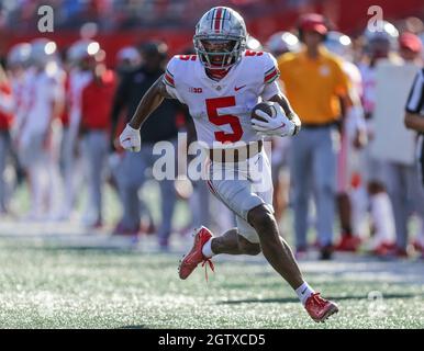 Piscataway, New Jersey, Stati Uniti. 2 ottobre 2021. Ohio state Buckeyes, il grande ricevitore Garrett Wilson (5) corre con la palla durante una partita di football NCAA tra gli Ohio state Buckeyes e i Rutgers Scarlet Knights allo SHI Stadium di Piscataway, NJ Mike Langish/Cal Sport Media. Credit: csm/Alamy Live News Foto Stock