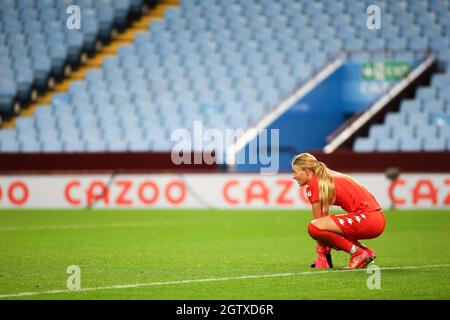 Birmingham, Regno Unito. 2 ottobre 2021. Hannah Hampton (1 Aston Villa) guarda avanti durante la partita fa Womens Super League 1 tra Aston Villa e Arsenal a Villa Park a Birmingham. Credit: SPP Sport Press Photo. /Alamy Live News Foto Stock