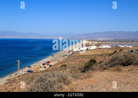 Cabo de Gata, Almeria, Spagna- 3 settembre 2021:Vista dall'alto del villaggio di Cabo de Gata e della spiaggia di Fabriquilla e Salinas ad Almeria, Spagna Foto Stock