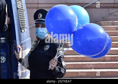 Kramatorsk, Ucraina. 2 ottobre 2021. Un ufficiale di polizia ha visto tenere palloncini durante la campagna.gli ufficiali della polizia nazionale dell'Ucraina a Kramatorsk stanno prendendo parte ad un'iniziativa di sicurezza stradale, la campagna 'Buckle Up - non ottenga terrorizzato' in Ucraina. Il suo scopo è quello di sensibilizzare maggiormente il pubblico sul rischio di lesioni e morte causati dall'uso delle cinture di sicurezza, e di incoraggiare gli ucraini a allacciarsi quando guidano in auto, anche se passeggeri seduti sul sedile posteriore. (Foto di Andriy Andriyenko/SOPA Images/Sipa USA) Credit: Sipa USA/Alamy Live News Foto Stock