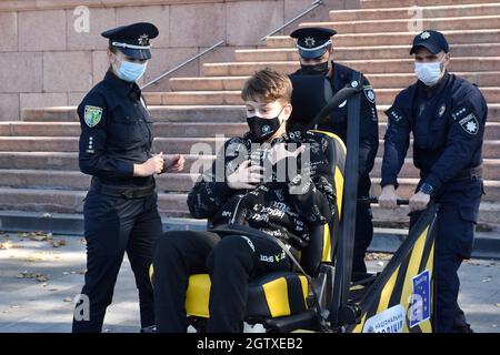 Kramatorsk, Ucraina. 2 ottobre 2021. Un adolescente è visto in uno stato di simulazione di collisione durante il test.gli ufficiali della polizia Nazionale dell'Ucraina a Kramatorsk stanno partecipando a un'iniziativa per la sicurezza stradale, la campagna 'Buckle Up - Do't get terrorizzato' in Ucraina. Il suo scopo è quello di sensibilizzare maggiormente il pubblico sul rischio di lesioni e morte causati dall'uso delle cinture di sicurezza, e di incoraggiare gli ucraini a allacciarsi quando guidano in auto, anche se passeggeri seduti sul sedile posteriore. (Foto di Andriy Andriyenko/SOPA Images/Sipa USA) Credit: Sipa USA/Alamy Live News Foto Stock