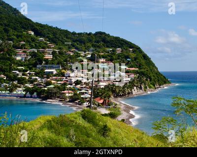 Il capo villaggio di Scott a Dominica. Sul lato sinistro si trova la riserva marina, sulla destra si trova l'Oceano Atlantico. Foto Stock