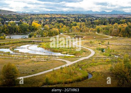 Dale Hodges Park e stagni di ritenzione tempesta durante i colori autunnali a Calgary Alberta Canada. Foto Stock