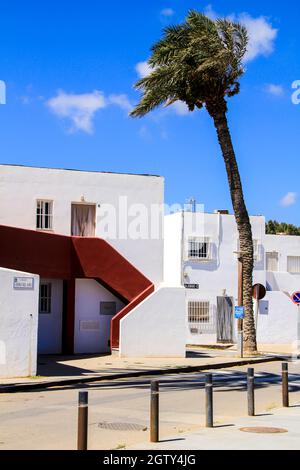 Las Negras, Almeria, Spagna - 5 settembre 2021: Case bianche e palme nel villaggio di Las Negras, Cabo de Gata, Almeria, Spagna Foto Stock