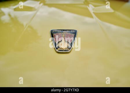Logo Rover sul cofano di un logo Rover 3500s V8 giallo P6, sulla parte anteriore della vettura. Logo del cofano del veicolo Rover, fregio del cofano del veicolo, logo del cofano del veicolo Rover. Foto Stock