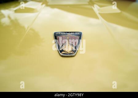Logo Rover sul cofano di un logo Rover 3500s V8 giallo P6, sulla parte anteriore della vettura. Logo del cofano del veicolo Rover, fregio del cofano del veicolo, logo del cofano del veicolo Rover. Foto Stock