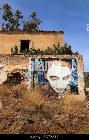 Rodalquilar, Almeria, Spagna- 3 settembre 2021:immagine sul muro di costruzione abbandonata delle miniere d'oro del villaggio di Rodalquilar nella provincia di Almeria, Foto Stock