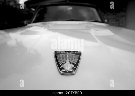 Logo Rover sul cofano di una Rover 3500s V8 P6, logo Rover sulla parte anteriore della vettura. Logo del cofano del veicolo Rover, fregio del cofano del veicolo, logo del cofano del veicolo Rover. Foto Stock