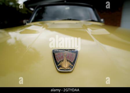 Logo Rover sul cofano di un logo Rover 3500s V8 giallo P6, sulla parte anteriore della vettura. Logo del cofano del veicolo Rover, fregio del cofano del veicolo, logo del cofano del veicolo Rover. Foto Stock