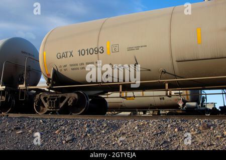Serbatoio ferroviario vetture che trasportano materiali pericolosi su un binario morto in un treno cantiere. Foto Stock