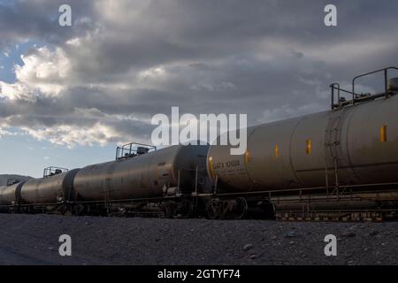 Serbatoio ferroviario vetture che trasportano materiali pericolosi su un binario morto in un treno cantiere. Foto Stock