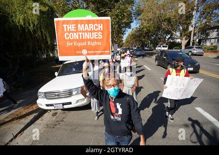 Alameda, Stati Uniti. 2 ottobre 2021. Un manifestante tiene un cartello che dice che la marcia continua durante la manifestazione.circa duecento persone marciarono per le strade di Alameda per chiedere i diritti delle donne. Le loro richieste includono il diritto all'aborto in tutti gli Stati Uniti. (Foto di Michael ho Wai Lee/SOPA Images/Sipa USA) Credit: Sipa USA/Alamy Live News Foto Stock