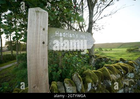 Un cartello pubblico inglese che indica il Muro di Adriano e il Rigg di acciaio, Northumberland. Foto Stock