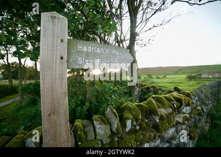 Un cartello pubblico inglese che indica il Muro di Adriano e il Rigg di acciaio, Northumberland. Foto Stock