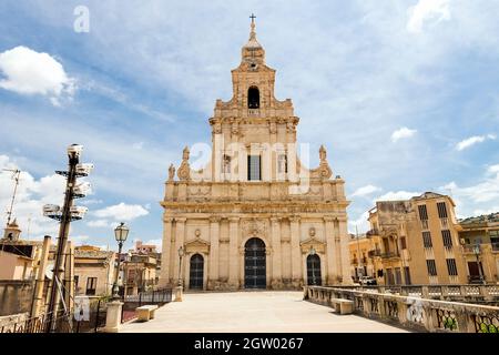 Vista panoramica della Chiesa Madre di Santa Maria delle Stelle (Chiesa Madre di Santa Maria delle Stelle) a Comiso, Provincia di Ragusa, Sicilia, Italia Foto Stock