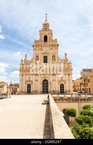 Vista panoramica della Chiesa Madre di Santa Maria delle Stelle (Chiesa Madre di Santa Maria delle Stelle) a Comiso, Provincia di Ragusa, Sicilia, Italia Foto Stock