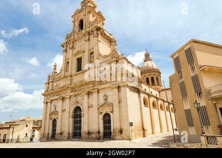 Vista panoramica della Chiesa Madre di Santa Maria delle Stelle (Chiesa Madre di Santa Maria delle Stelle) a Comiso, Provincia di Ragusa, Sicilia, Italia Foto Stock