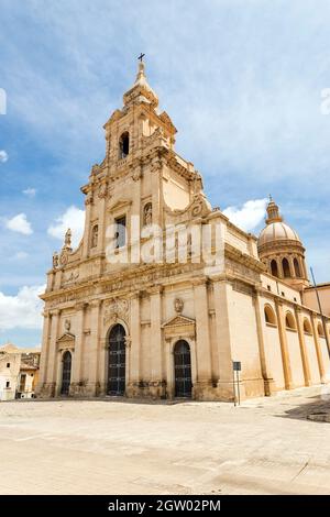 Vista panoramica della Chiesa Madre di Santa Maria delle Stelle (Chiesa Madre di Santa Maria delle Stelle) a Comiso, Provincia di Ragusa, Sicilia, Italia Foto Stock