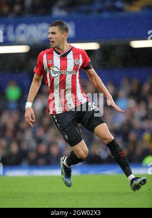 Londra, Regno Unito. 2 ottobre 2021. Jan Bednarek (S) alla partita EPL Chelsea contro Southampton, presso lo Stamford Bridge Stadium di Londra, Regno Unito, il 2 ottobre 2021. Credit: Paul Marriott/Alamy Live News Foto Stock