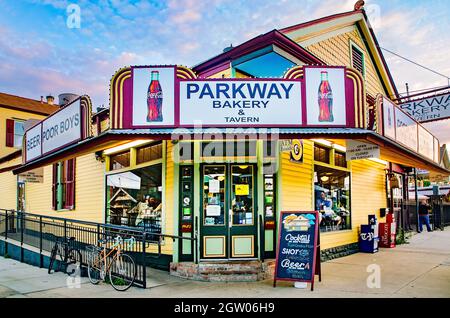 Parkway Bakery & Tavern è raffigurato al tramonto, 12 novembre 2015, a New Orleans, Louisiana. Parkway è stata fondata nel 1911 ed è conosciuta per i suoi ragazzi po’. Foto Stock