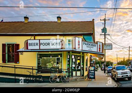 Parkway Bakery & Tavern è raffigurato al tramonto, 12 novembre 2015, a New Orleans, Louisiana. Parkway è stata fondata nel 1911 ed è conosciuta per i suoi ragazzi po’. Foto Stock