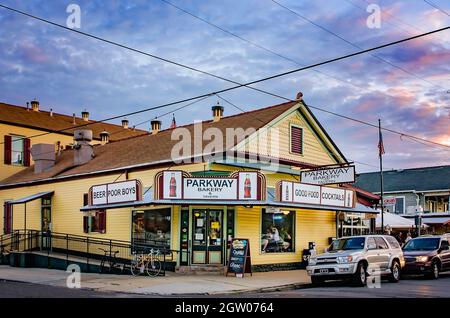 Parkway Bakery & Tavern è raffigurato al tramonto, 12 novembre 2015, a New Orleans, Louisiana. Parkway è stata fondata nel 1911 ed è conosciuta per i suoi ragazzi po’. Foto Stock