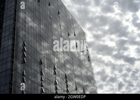 Le nuvole si riflettono nelle finestre dell'edificio manitoba Hydro in Portage Avenue a Winnipeg, Manitoba, Canada Foto Stock
