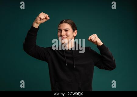 vincitore espressione di un giovane uomo. Ritratto corto studio di umore maschile Foto Stock