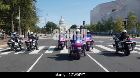 Washington, DC Metropolitan Police moto ufficiali su Pennsylvania Avenue, US Capitol in lontananza, molto prima di una marcia di protesta, attendere le istruzioni di controllo del traffico, 2 ottobre 2021. Foto Stock