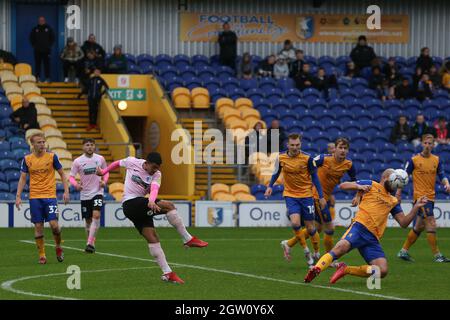 MANSFIELD, REGNO UNITO. Josh Gordon di Barrow spara al traguardo durante la partita della Sky Bet League 2 tra Mansfield Town e Barrow allo stadio One Call di Mansfield sabato 2 ottobre 2021. (Credit: Mark Fletcher | MI News) Credit: MI News & Sport /Alamy Live News Foto Stock